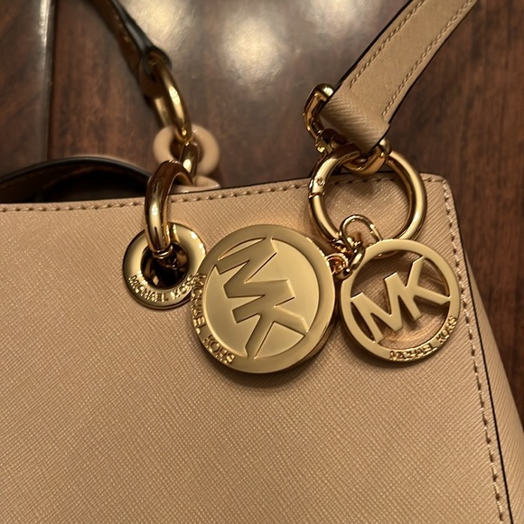 Michael Kors Satchel Bag Excellent Condition w/center zip compartment & dust bag - Picture 6 of 10